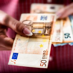 الأمر بالدفع